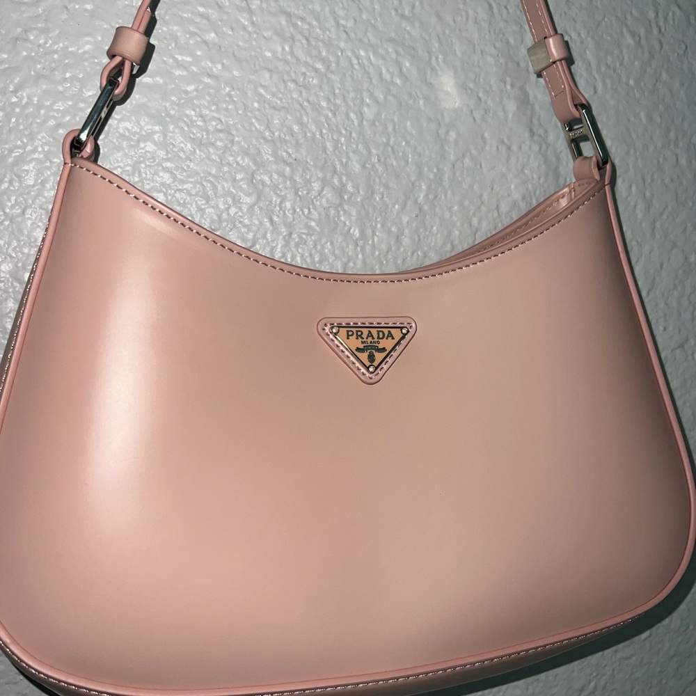 Prada Pink Shoulder Bag Sleek Leather Design